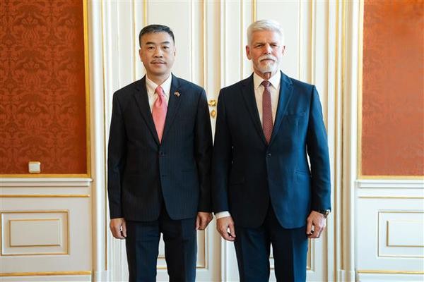 El embajador de Vietnam, Duong Hoai Nam, y el presidente de la República Checa, Petr Pavel. (Foto: VNA)
