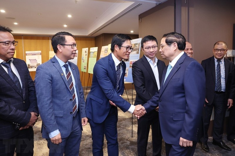 El primer ministro Pham Minh Chinh (derecha) se reúne con representantes de la Asociación de Negocios de Vietnam en Australia (VBAA) en Canberra el 9 de marzo. (Foto: VNA)