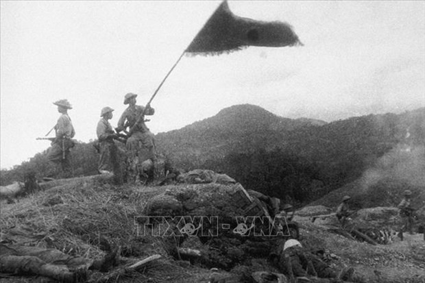 Soldados vietnamitas ondean la bandera de la victoria en la fortificación de Him Lam el 13 de marzo de 1954. (Foto de archivo: VNA)