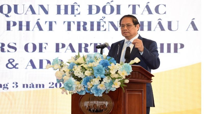 El primer ministro de Vietnam, Pham Minh Chinh, habla en el evento. 