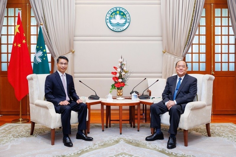 El jefe ejecutivo de la Región Administrativa Especial de Macao, Ho lat Seng (derecha), recibe al cónsul general de Vietnam en Hong Kong y Macao (China), Pham Binh Dam. (Foto: VNA)