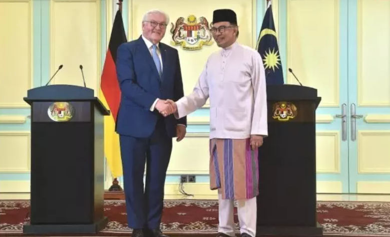 El primer ministro alemán, Olaf Scholz, conversa este martes con su homólogo malasio, Anwar Ibrahim, (Foto: AFP)