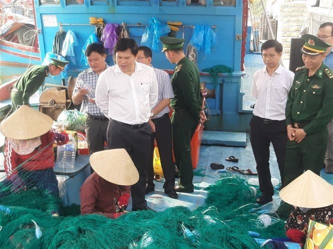 Autoridades de la provincia de Quang Ngai inspeccionan las tareas de lucha contra la pesca ilegal en la localidad. (Foto: VNA)
