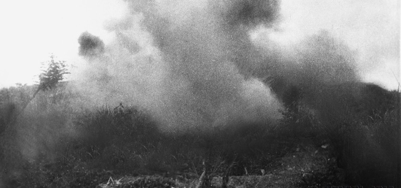 Las posiciones enemigas en llamas por las municiones de artillería del ejército vietnamita en la colina de Him Lam. Estas posiciones fueron aniquiladas el 13 de marzo, fecha inicial de la campaña. (Foto: VNA)