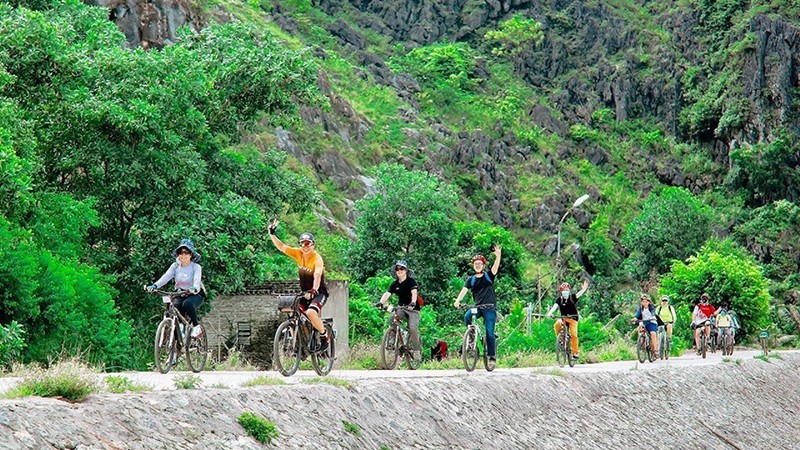 Explotan la belleza de Ninh Binh en bicicletas. (Foto: VNA)