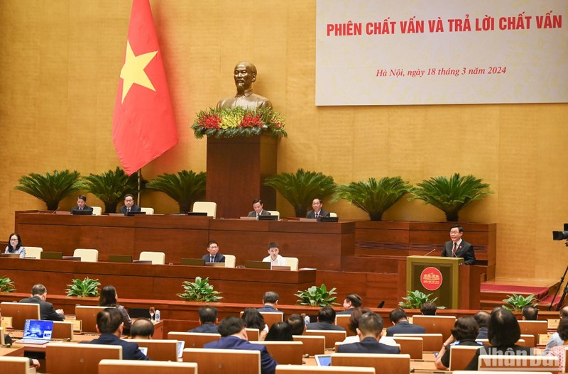 El presidente de la Asamblea Nacional, Vuong Dinh Hue, interviene en la reunión. 