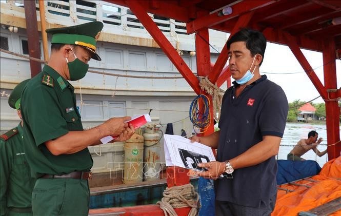 Fuerza funcional examina un barco pesquero en el distrito de An Bien, provincia sureña de Kien Giang. (Foto: VNA)