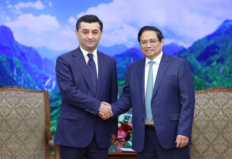 El primer ministro de Vietnam, Pham Minh Chinh (derecha), recibe al ministro uzbeko de Asuntos Exteriores, Bakhtiyor Saidov. (Foto: VNA)