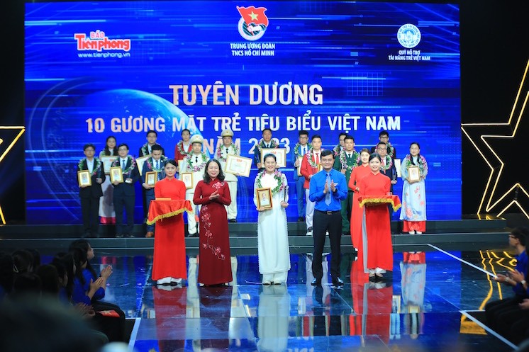 La presidenta interina, Vo Thi Anh Xuan, con los jóvenes destacados en el acto (Foto: dangcongsan.vn)