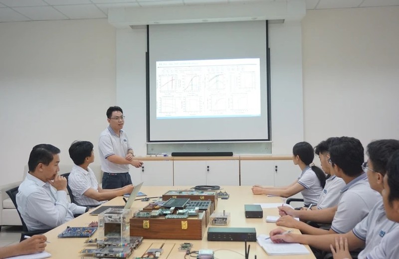 Reunión para discutir temas de investigación en el Laboratorio de Microchips y Sistemas de Alta Frecuencia - Universidad Politécnica, Universidad Nacional de Vietnam en Ciudad Ho Chi Minh. (Foto: VNA)