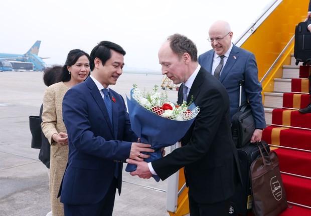 El vicepresidente de la Comisión de Relaciones Exteriores de la Asamblea Nacional, Le Anh Tuan (izq.), da la bienvenida al presidente del Parlamento de Finlandia, Jussi Halla-aho, en el aeropuerto internacional de Noi Bai. (Foto: VNA)