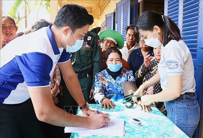Médicos del Hospital Cho Ray-Phnom Penh realizan chequeo médico a pobladores en Kratie (Foto: VNA)