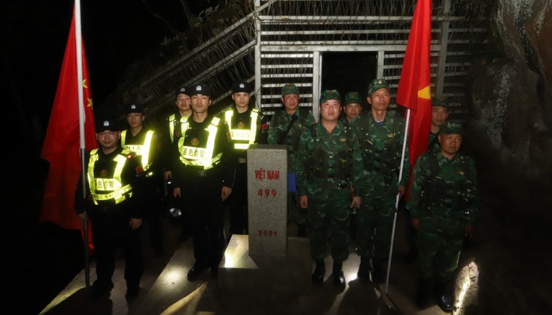 En la primera noche de patrulla en la zona fronteriza entre Vietnam y China. (Foto: VOV)