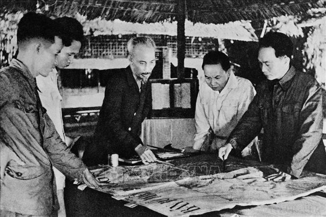A finales de 1953, en Viet Bac, el Presidente Ho Chi Minh y los dirigentes del Partido decidieron iniciar la campaña de Dien Bien Phu, con la determinación de destruir el bastión francés más fuerte en Dien Bien Phu. (Foto: archivos VNA)