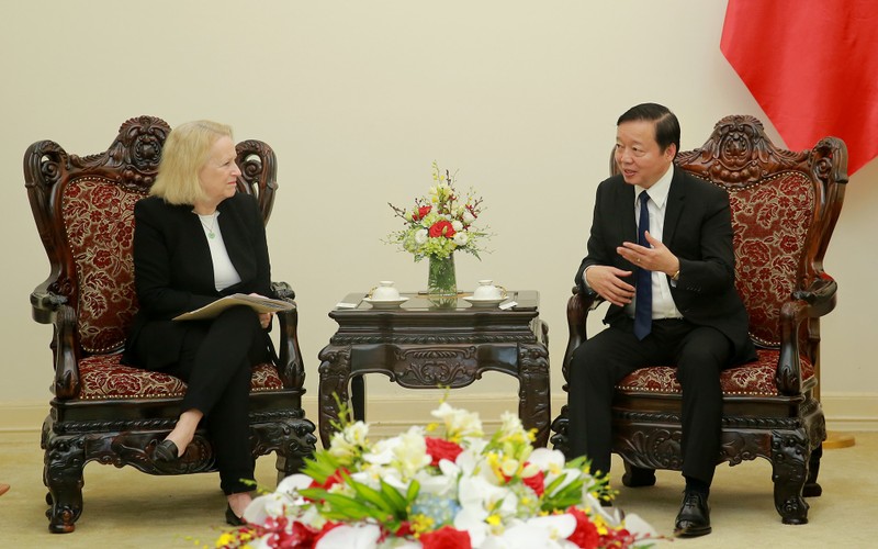 El vicepremier vietnamita Tran Hong Ha y la vicepresidenta de la Alianza Financiera de Glasgow para las cero emisiones netas, Mary L. Schapiro. (Foto: baochinhphu.vn)