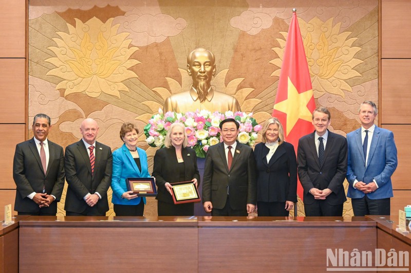 El presidente de la Asamblea Nacional de Vietnam, Vuong Dinh Hue con los congresistas estadounidenses.