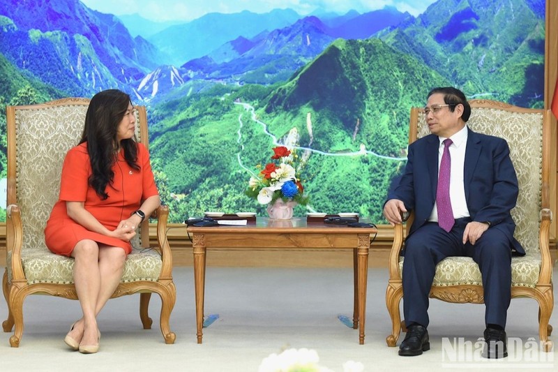 El primer ministro de Vietnam, Pham Minh Chinh, recibe a la ministra canadiense de Promoción de Exportaciones, Comercio Internacional y Desarrollo Económico, Mary Ng. 