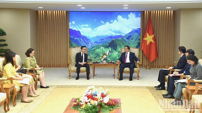 El primer ministro de Vietnam, Pham Minh Chinh, recibe al embajador tailandés, Nikorndej Balankura.