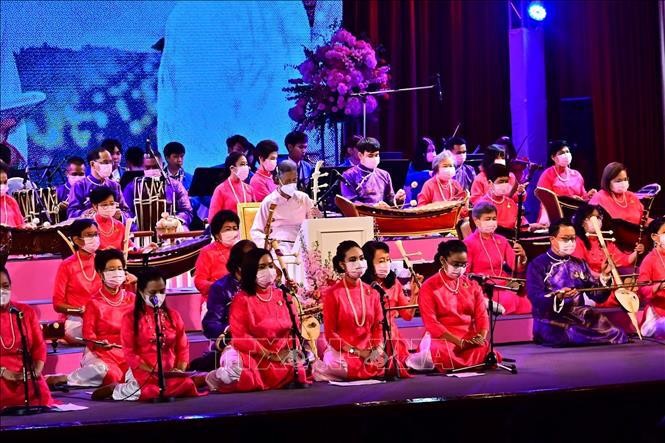 La princesa tailandesa (centro) lleva el Ao Dai (túnica tradicional vietnamita) e interpreta una pieza musical sobre Vietnam. (Foto: VNA)