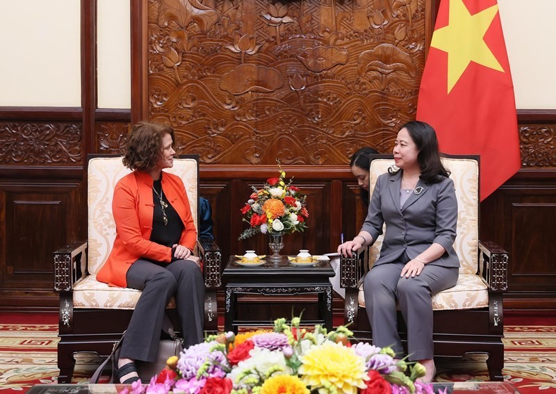 La presidenta interina de Vietnam, Vo Thi Anh Xuan (derecha), recibe a la directora nacional del BM, Carolyn Turk. (Foto: VNA)