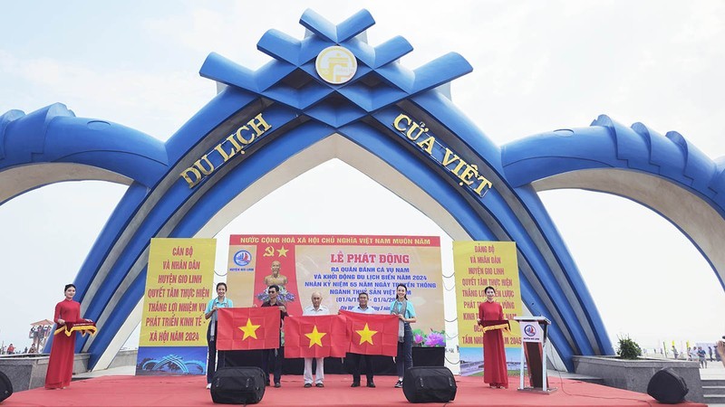 Entregan 100 banderas nacionales a pescadores de Quang Tri (Foto: Nhan Dan)