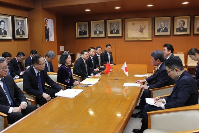 En el encuentro entre Truong Thi Mai y el secretario general del PLD, Motegi Toshimitsu (Foto: VNA)