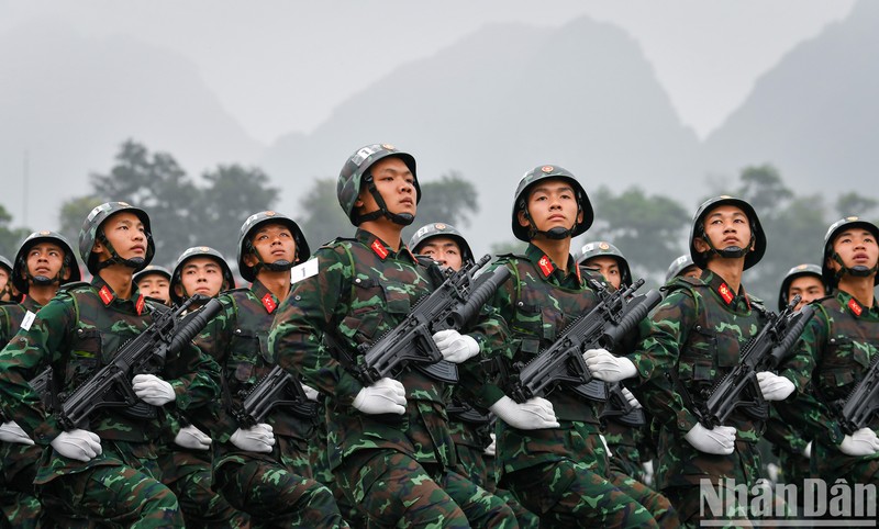 Desfile con motivo del 70 años de la Victoria de Dien Bien Phu de Vietnam.