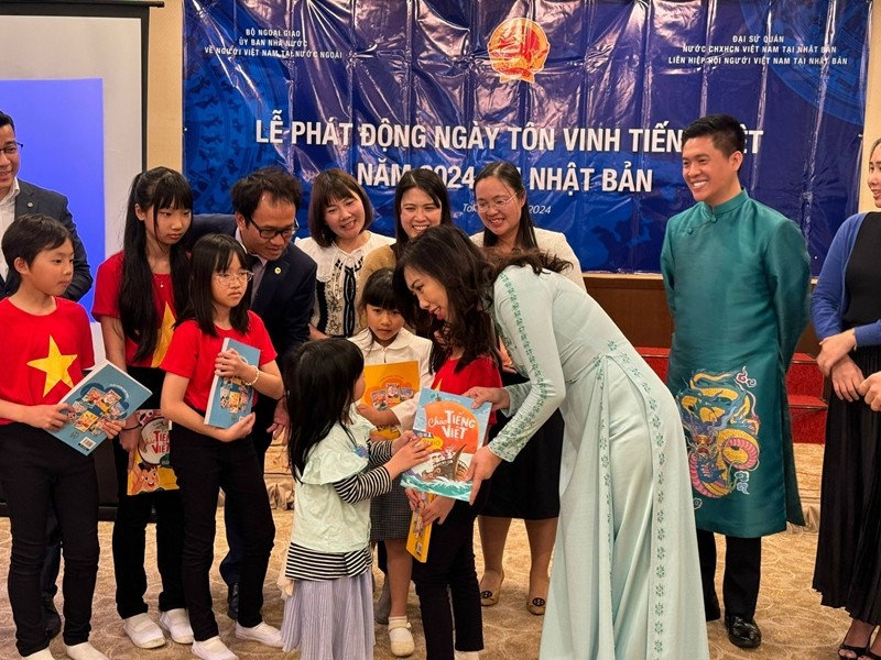 La viceministra de Relaciones Exteriores Le Thi Thu Hang entrega libros de texto vietnamitas a niños y maestros (Foto: Cancillería)
