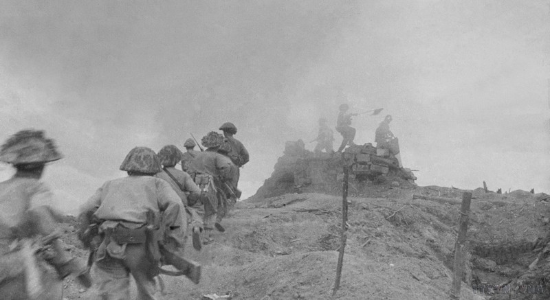 Soldados de asalto vietnamitas atacan una posición enemiga en la colina C. (Foto: VNA)