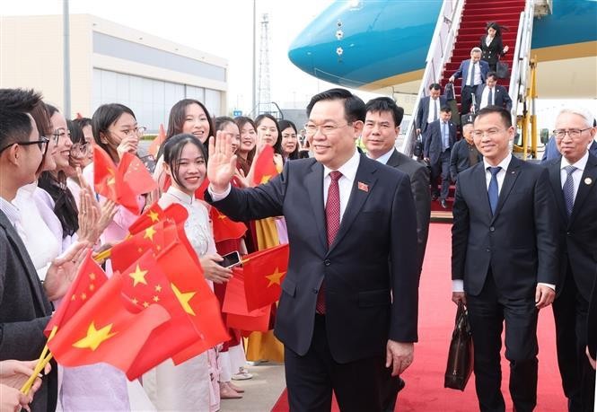 El presidente de la Asamblea Nacional de Vietnam, Vuong Dinh Hue, llega a Pekín para una visita oficial a China. (Foto: VNA)