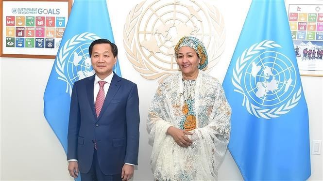 El viceprimer ministro de Vietnam Le Minh Khai y la subecretaria general de la ONU, Amina Mohammed (Foto: VNA)