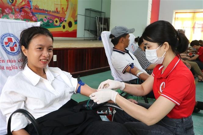 Los pobladores participan en la donación de sangre (Foto: VNA)