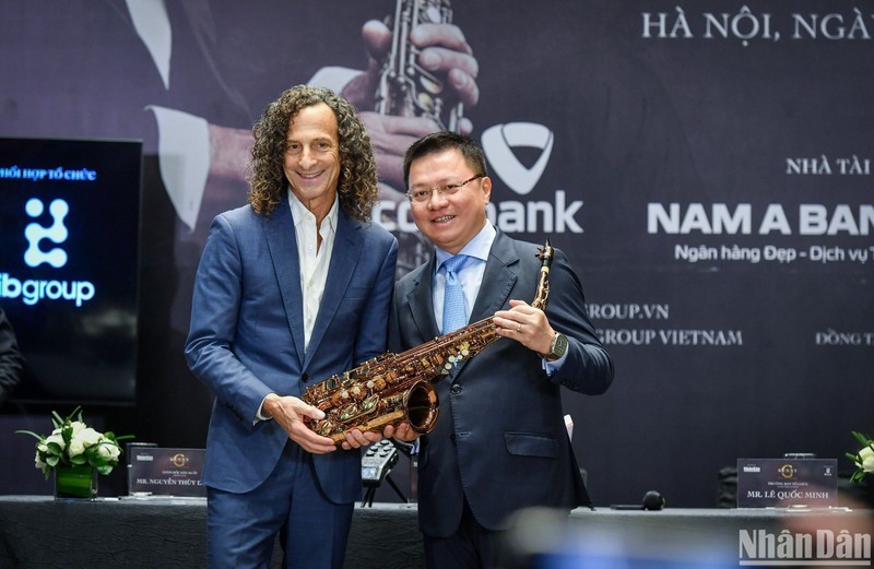 El artículo especial que se subastará es un saxofón regalado por el artista Kenny G al periodista Le Quoc Minh, presidente-editor de Nhan Dan.