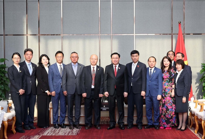El presidente de la Asamblea Nacional de Vietnam, Vuong Dinh Hue, se encuentra con los líderes del grupo de Inversión en Energía Yunnan. (Foto: VNA)