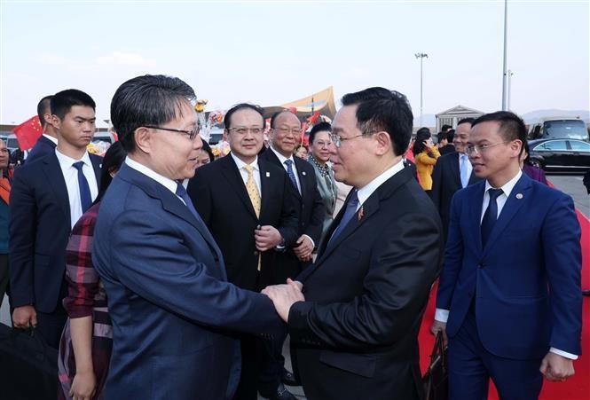 El vicepresidente del Comité Permanente de la Asamblea Popular Nacional de China, Wang Dongming, despide al presidente de la Asamblea Nacional de Vietnam, Vuong Dinh Hue, en el aeropuerto internacional de Kunming Changshui. (Foto: VNA)