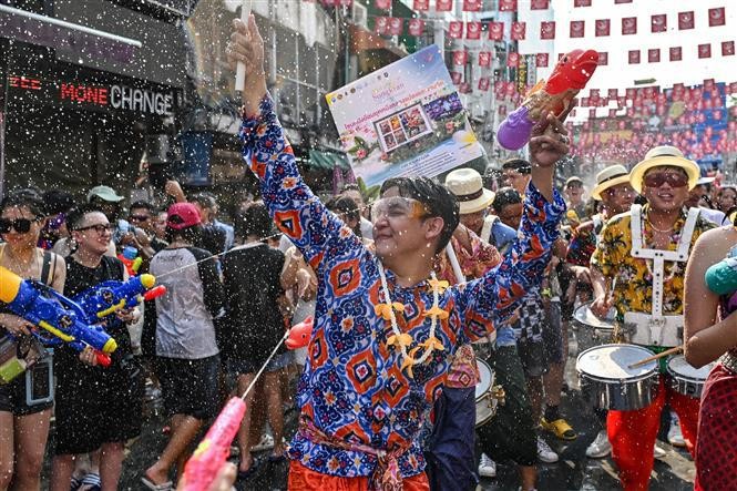 En la fiesta tradicional del Año Nuevo Songkran de Tailandia (Foto: AFP/VNA)