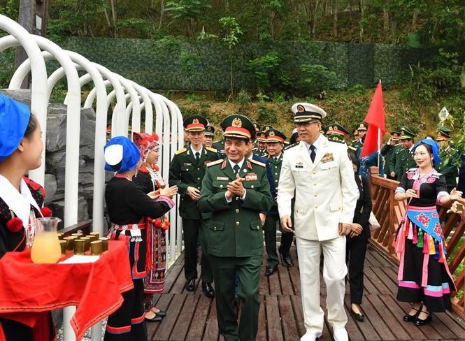 El ministro chino de Defensa, Dong Jun, recibe a su homólogo vietnamita Phan Van Giang. (Foto: VNA)