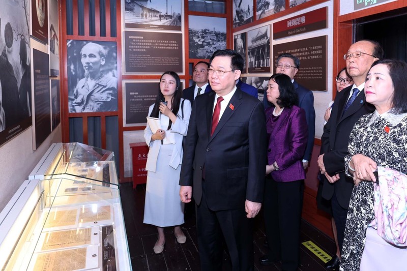 El presidente de la Asamblea Nacional de Vietnam, Vuong Dinh Hue, visita área dedicada al presidente Ho Chi Minh en (Foto: VNA)