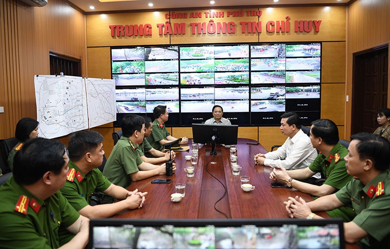 El primer ministro Pham Minh Chinh trabaja con el Centro de comando y control de la Policía de Phu Tho. (Foto: cand.vn)