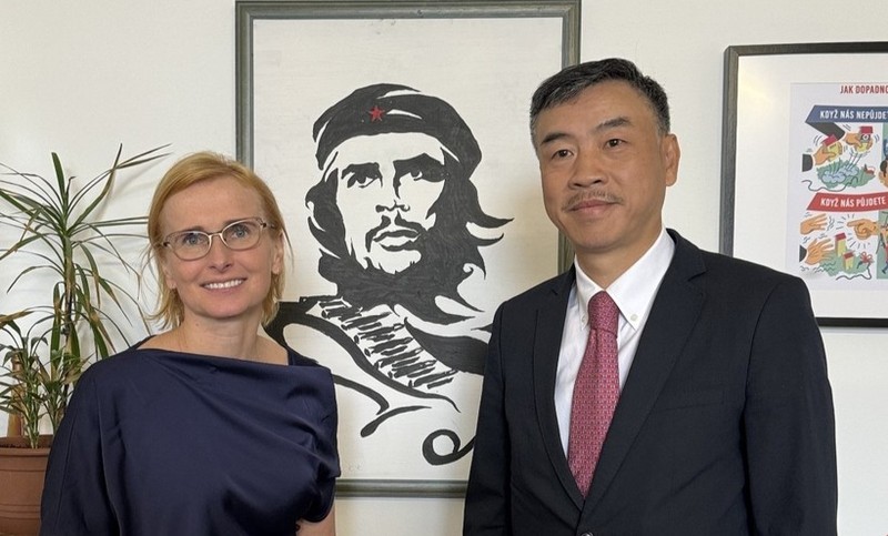 El embajador vietnamita en la República Checa, Duong Hoai Nam, y la presidenta del Partido Comunista de Bohemia y Moravia, Katerina Konecna. (Foto: VNA)