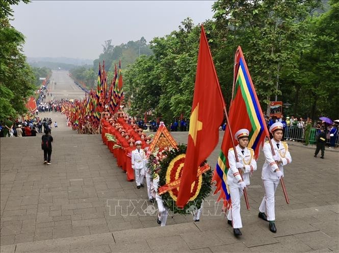 La delegación parte hacia la cima sagrada Nghia Linh.