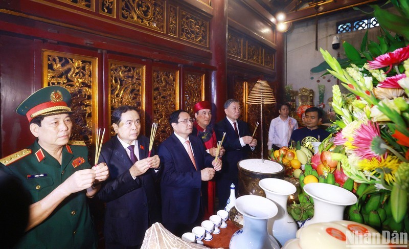 El primer ministro Pham Minh Chinh y otros funcionarios ofrecieron inciensos (Foto: VNA)