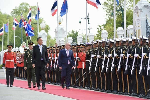 El primer ministro tailandés, Srettha Thavisin, y su homólogo neozelandés, Christopher Luxon, en la ceremonia de bienvenida. (Foto: Oficina del Primer Ministro de )