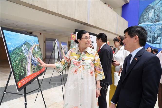La presidenta de la Cámara de Diputados de México, Marcela Guerra Castillo, y el embajador vietnamita, Nguyen Hoanh Nam, en la sala de exhibición de fotografías sobre el país y el pueblo de Vietnam. (Foto: VNA)