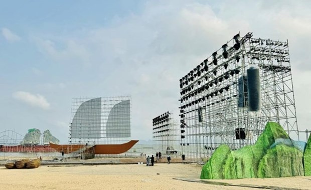 El escenario en construcción del Carnaval Ha Long 2024 (Foto: laodong.vn) 
