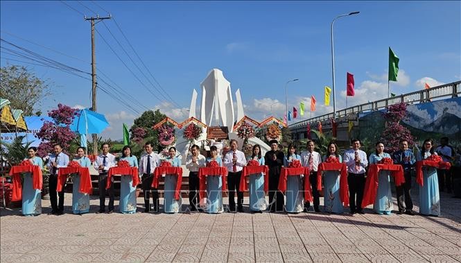 En la ceremonia de inauguración del parque y la estela conmemorativa (Foto: VNA)