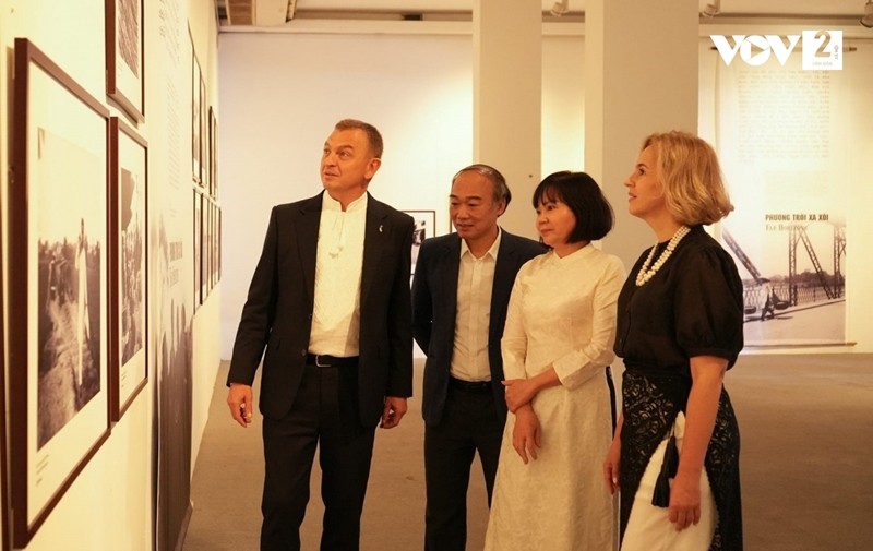El embajador de Ucrania en Vietnam, Gaman Oleksandr (primero a la izquierda) visita la exposición de la fotógrafa ucraniana Sofia Yablonska. (Foto: VOV)