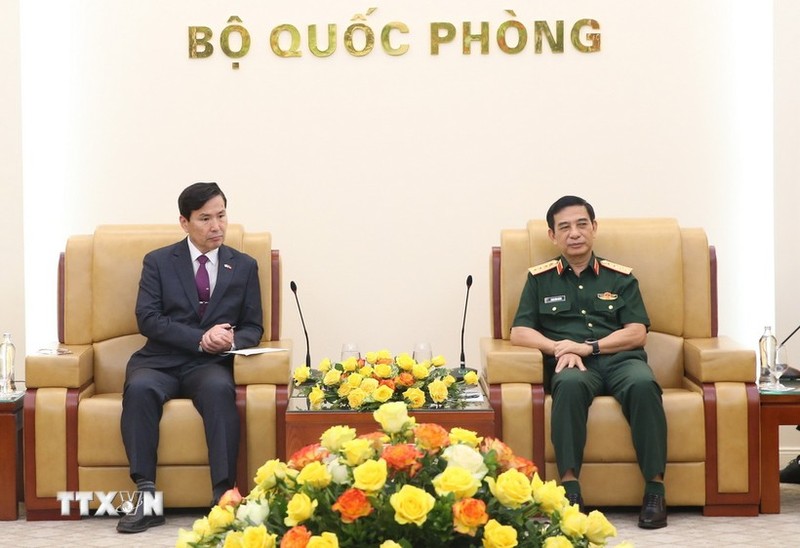 El general Phan Van Giang, ministro de Defensa de Vietnam, recibe al viceministro de Defensa de Corea del Sur Kim Seon-ho. (Foto: VNA)