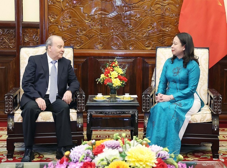 La presidenta interina de Vietnam, Vo Thi Anh Xuan, recibe al embajador de Argelia en el país, Abdelhamid Boubazine. (Foto: VNA)