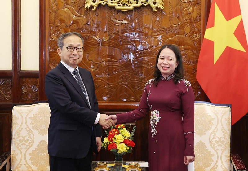 La presidenta interina de Vietnam, Vo Thi Anh Xuan, recibe al embajador japonés en Hanoi, Yamada Takio (Foto: VNA)